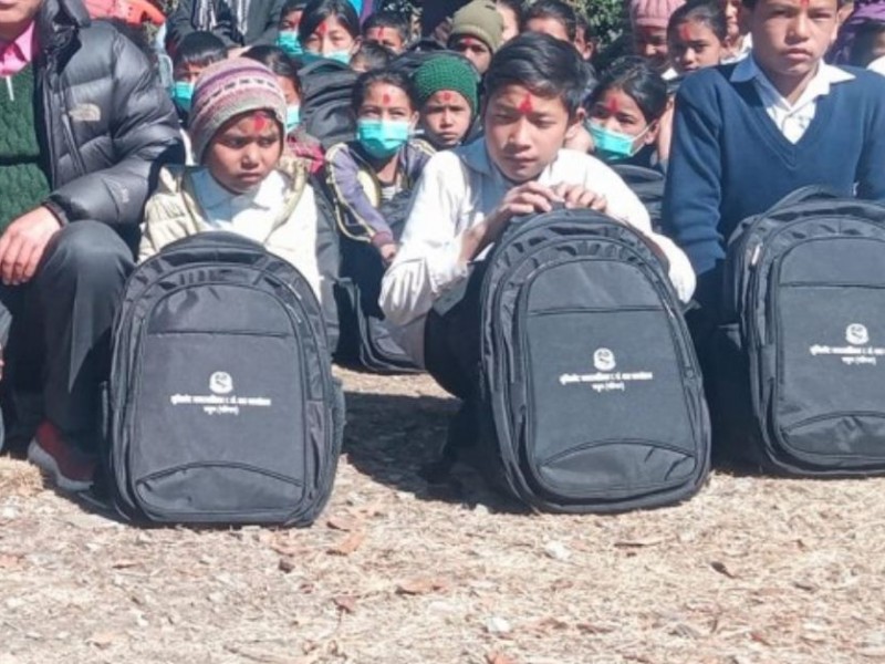 दोलखाका विद्यालयलाई एक्काइस सय झोला सहयोग